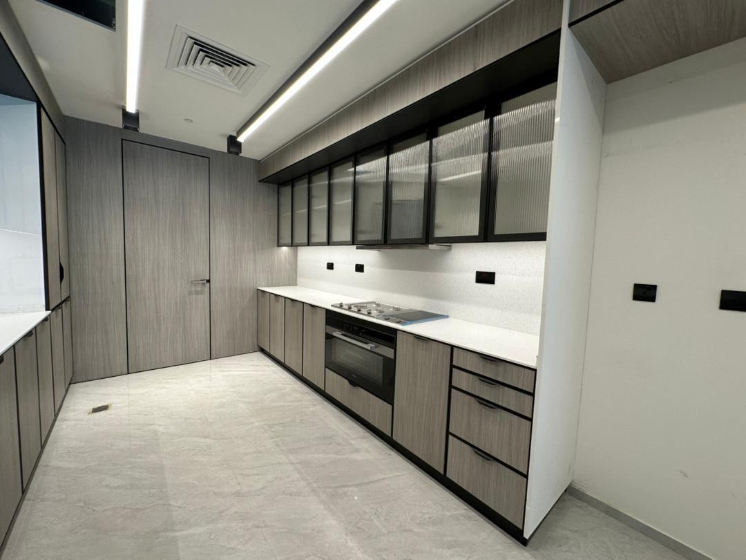 Kitchen run with integrated oven, hob and fluted glass cabinets